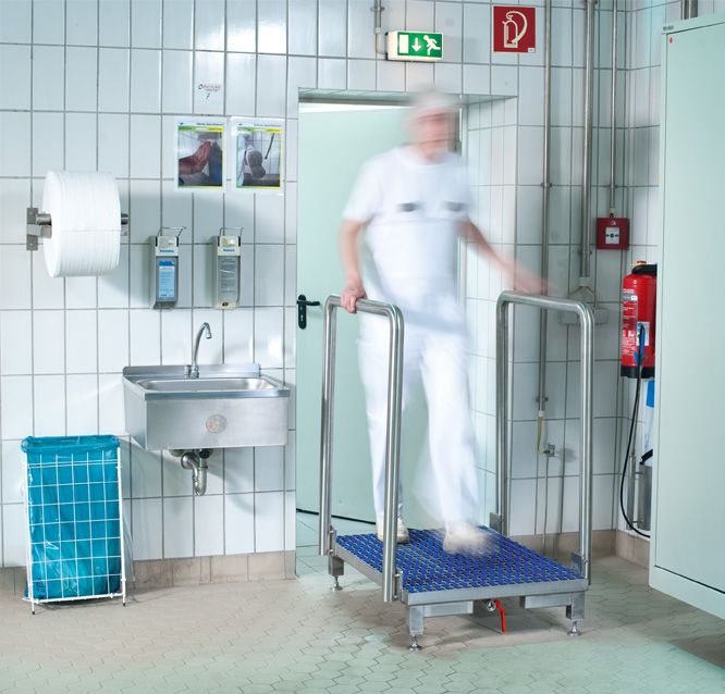 Sas de nettoyage de semelles pour production industrielle