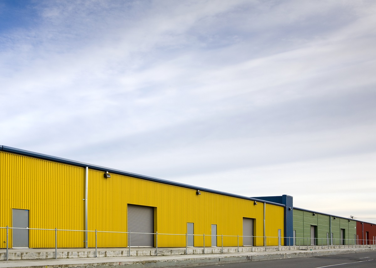 Hangar de stockage industriel à panneaux rigides, conçu pour offrir une bonne protection contre l'humidité et les conditions atmosphériques externes - CapGO_3