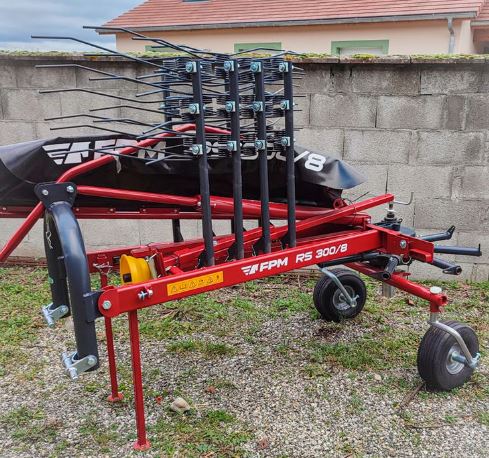 Machine agricole avec mécanisme d'adaptation au contour du sol