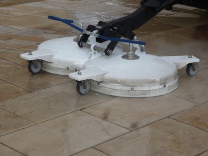 Appareil de nettoyage professionnel avec production d'eau chaude