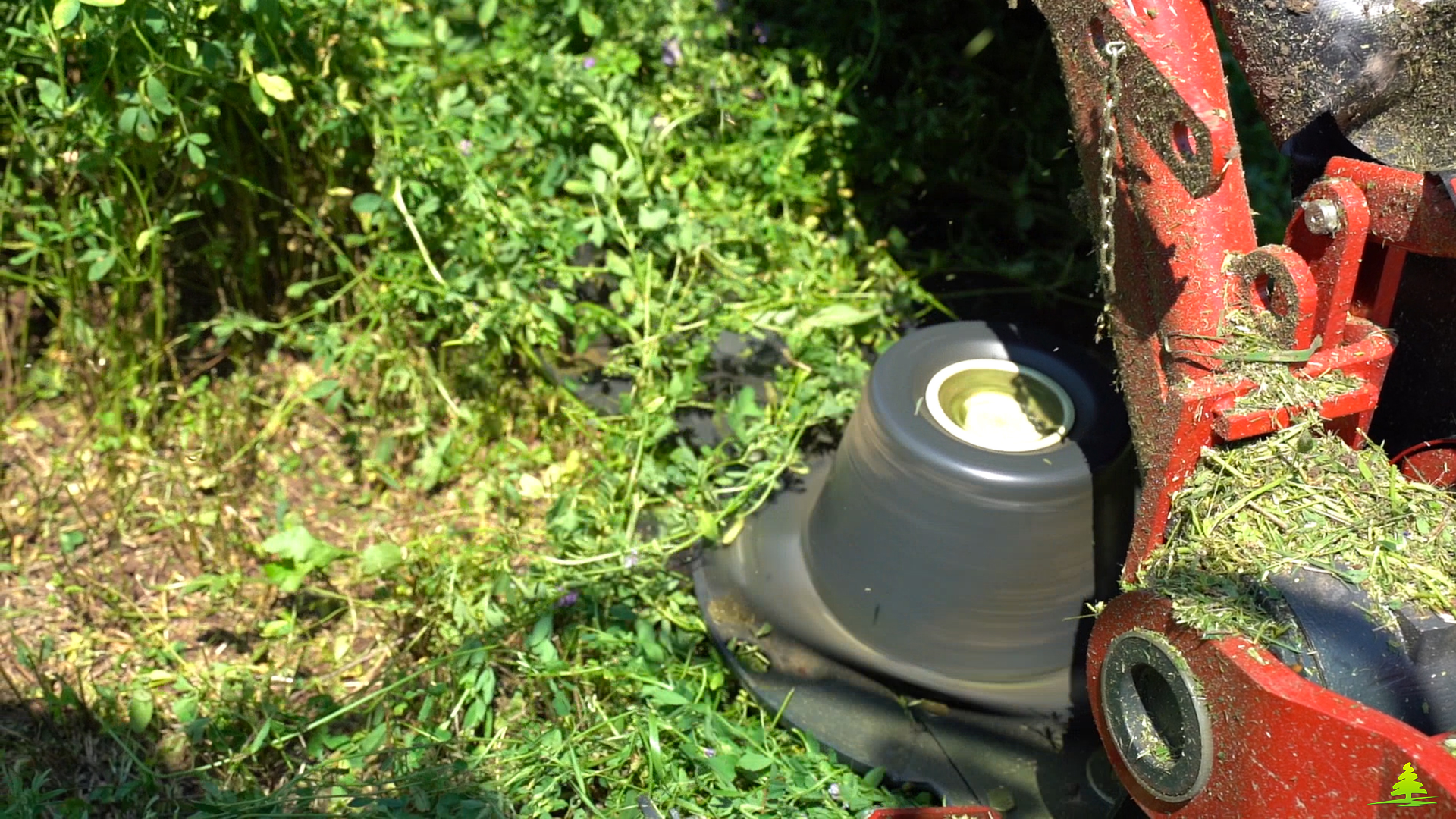 Faucheuse agricole avec sécurité ressort en cas d’obstacle