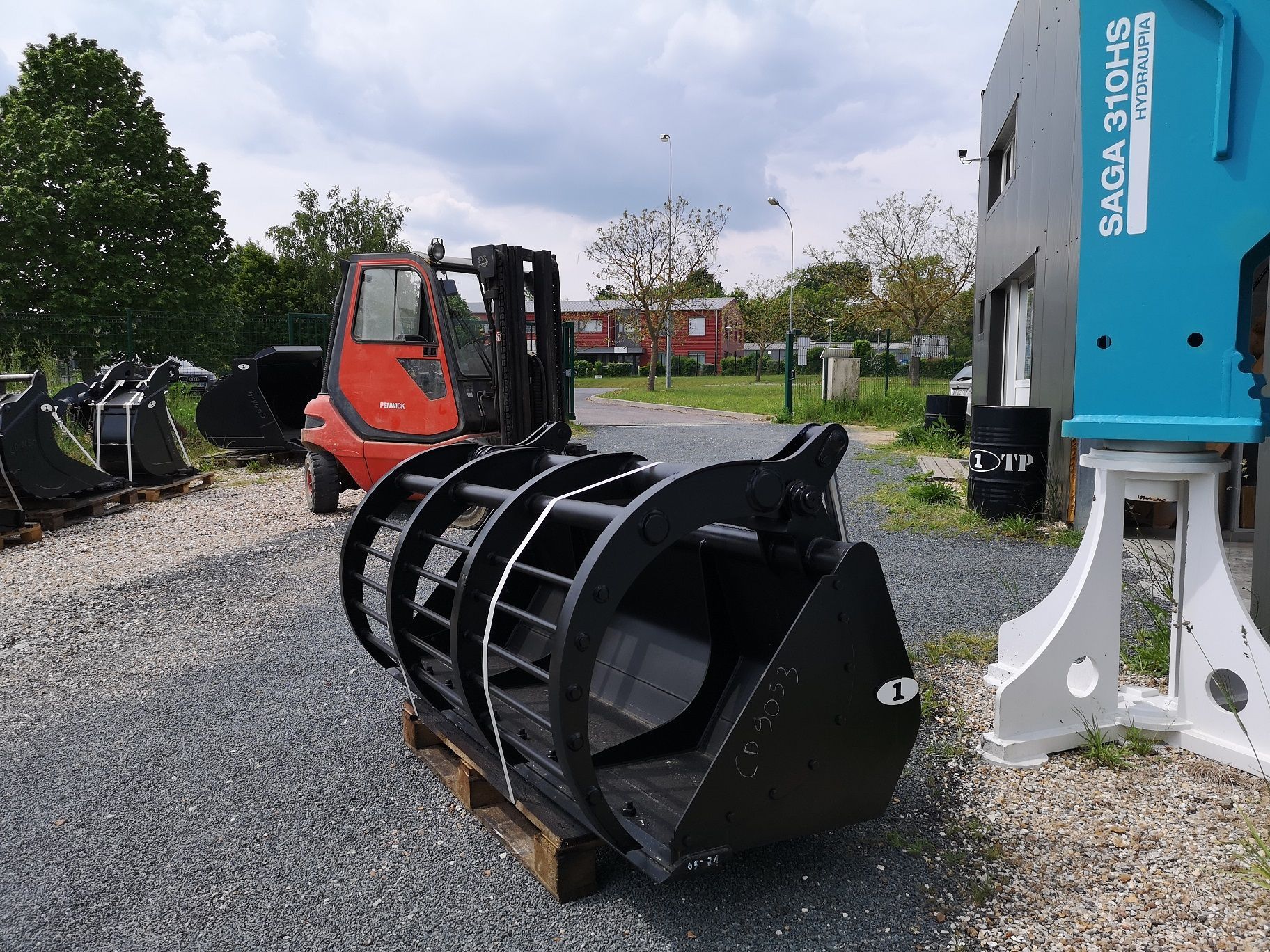 Griffe hydraulique augmentant la capacité du godet