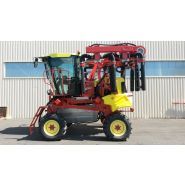 Tracteur polyvalent avec turbine centrifuge pour pulvérisation uniforme sur chaque rang