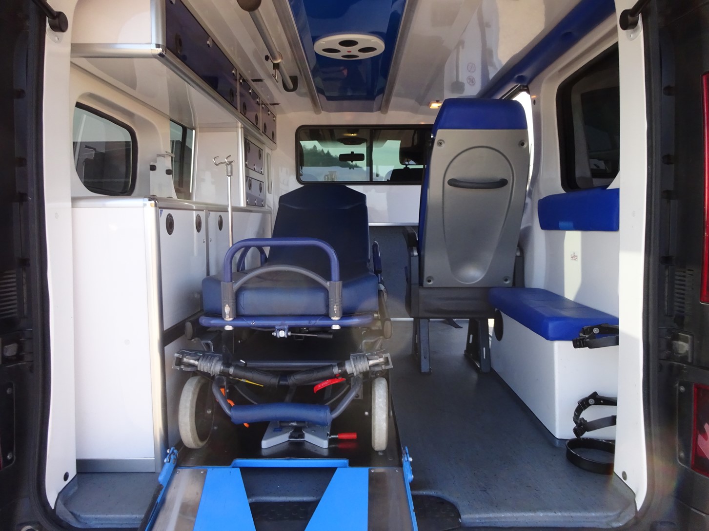 Ambulance Renault Trafic avec deux portes latérales