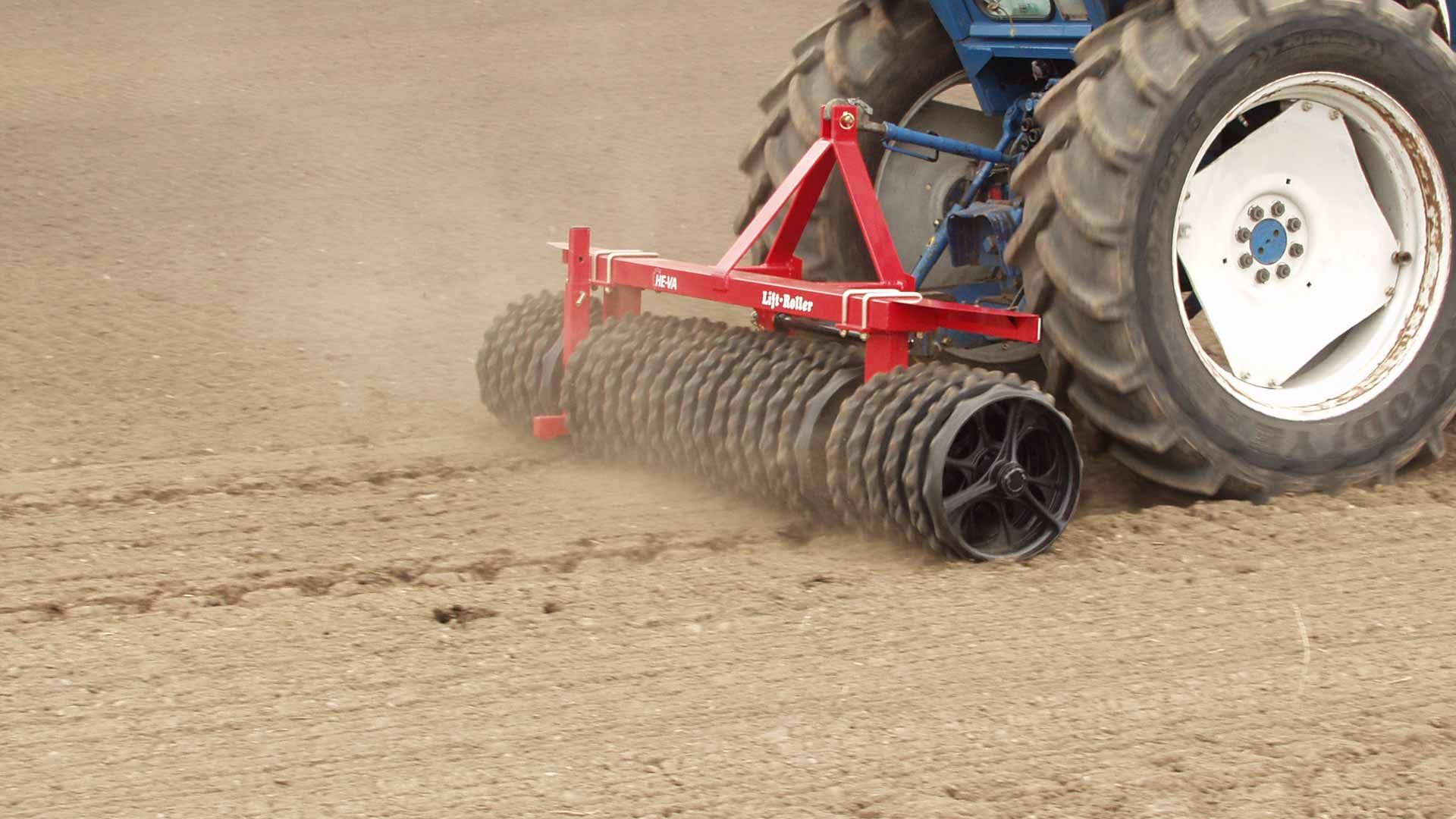 Rouleau agricole HE-VA avec barre d'attelage mobile