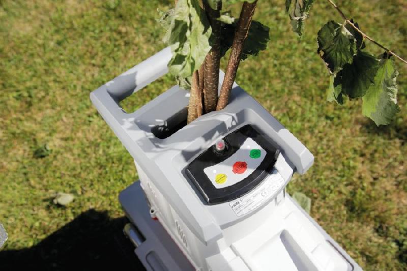 Broyeur de branches électrique Ikra ILH 3000 A - 3000 W, panier de récupération, rangement compact, diamètre 44 mm_3