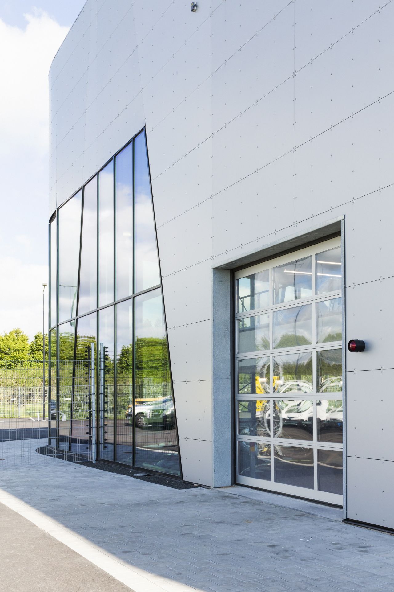 Porte sectionnelle industrielle vitrée conçue pour être utilisée pour augmenter la luminosité naturelle, la visibilité ou optimisée l'exposition - ASSA ABLOY OH1042FG_3