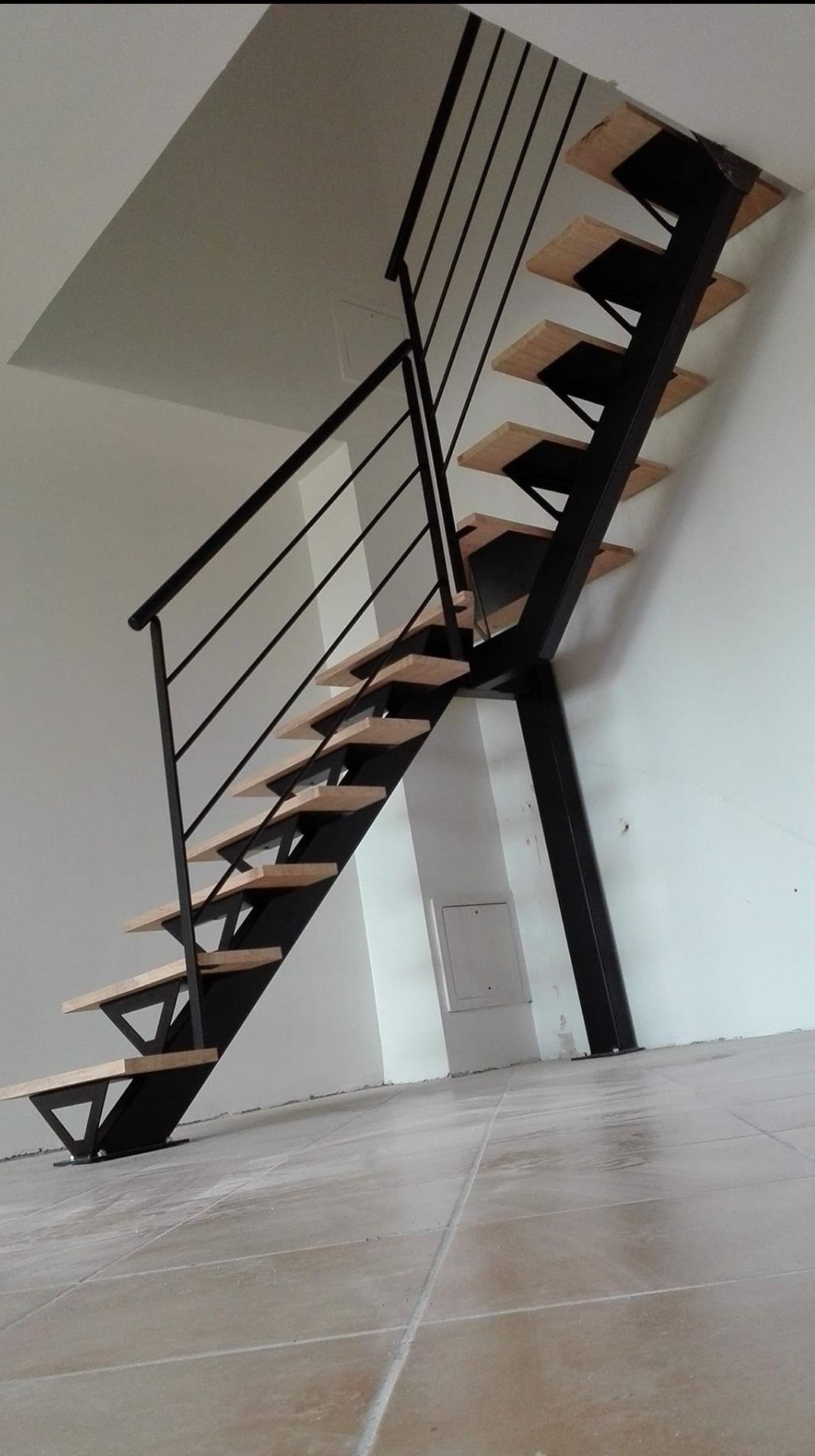 Escalier tournant avec design contemporain acier et bois