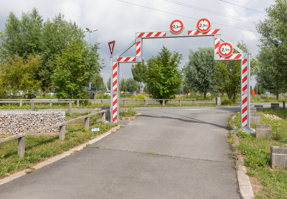 Portique limiteur de gabarit routier à chapeau, conçu pour empêcher les camions et les caravanes de passer - STOPOCAR - PREFABAT_3