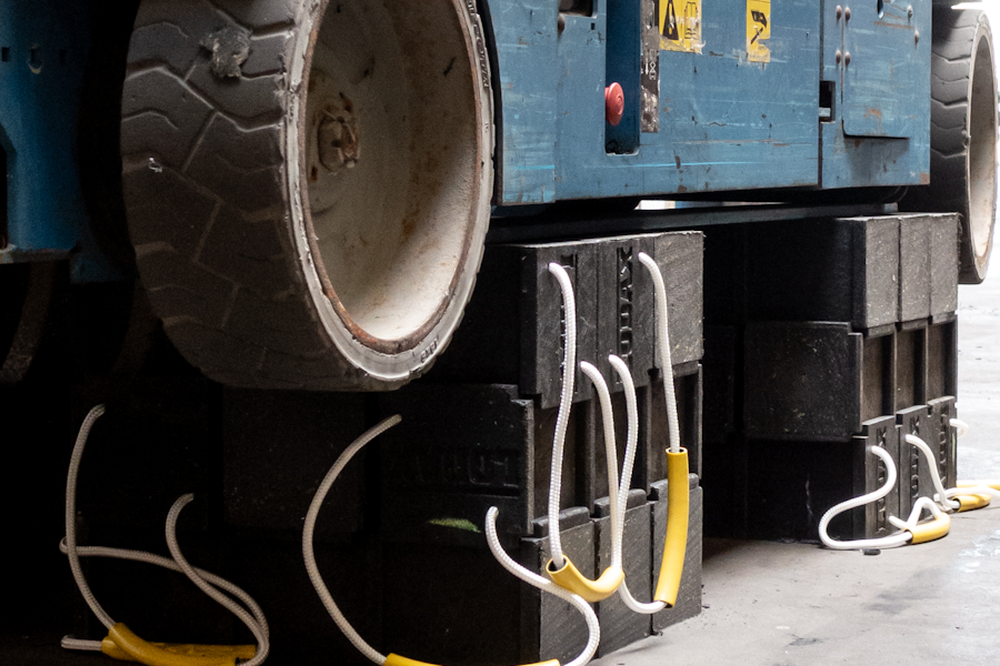 Bastaing auto-bloquant durable - Résistant aux produits chimiques et huiles - Pour stabiliser charges et machines_3