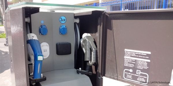 Borne de recharge électrique avec câble Combo et CHAdeMO
