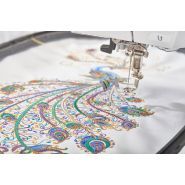 Bernina 790 Plus - Machine à broder avec espace de couture 10'' / 254 mm - Design Peacock Flourish - Edition spéciale avec valises offertes_3