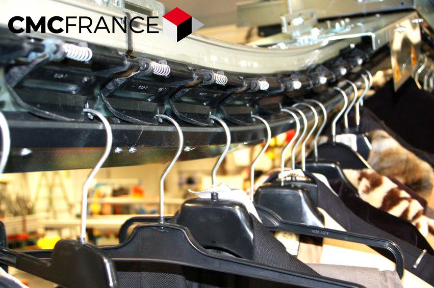 Système de convoyeur suspendu pour zones de stockage