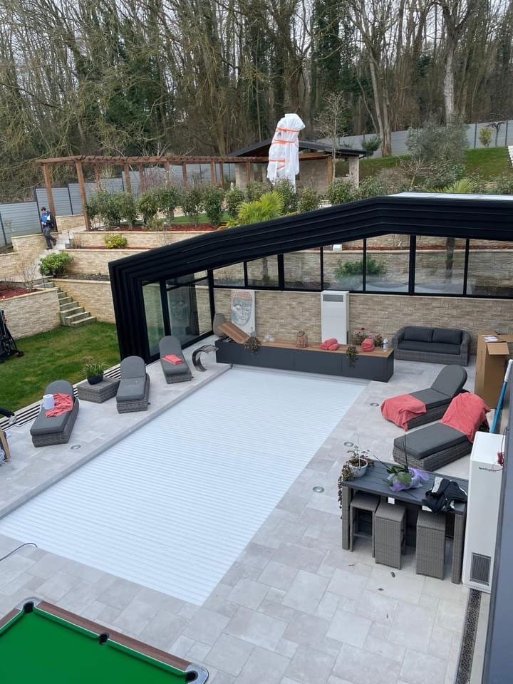 Abri piscine haut sur mesure - système d'assemblage avec entretoises démontables et revêtements personnalisables_3