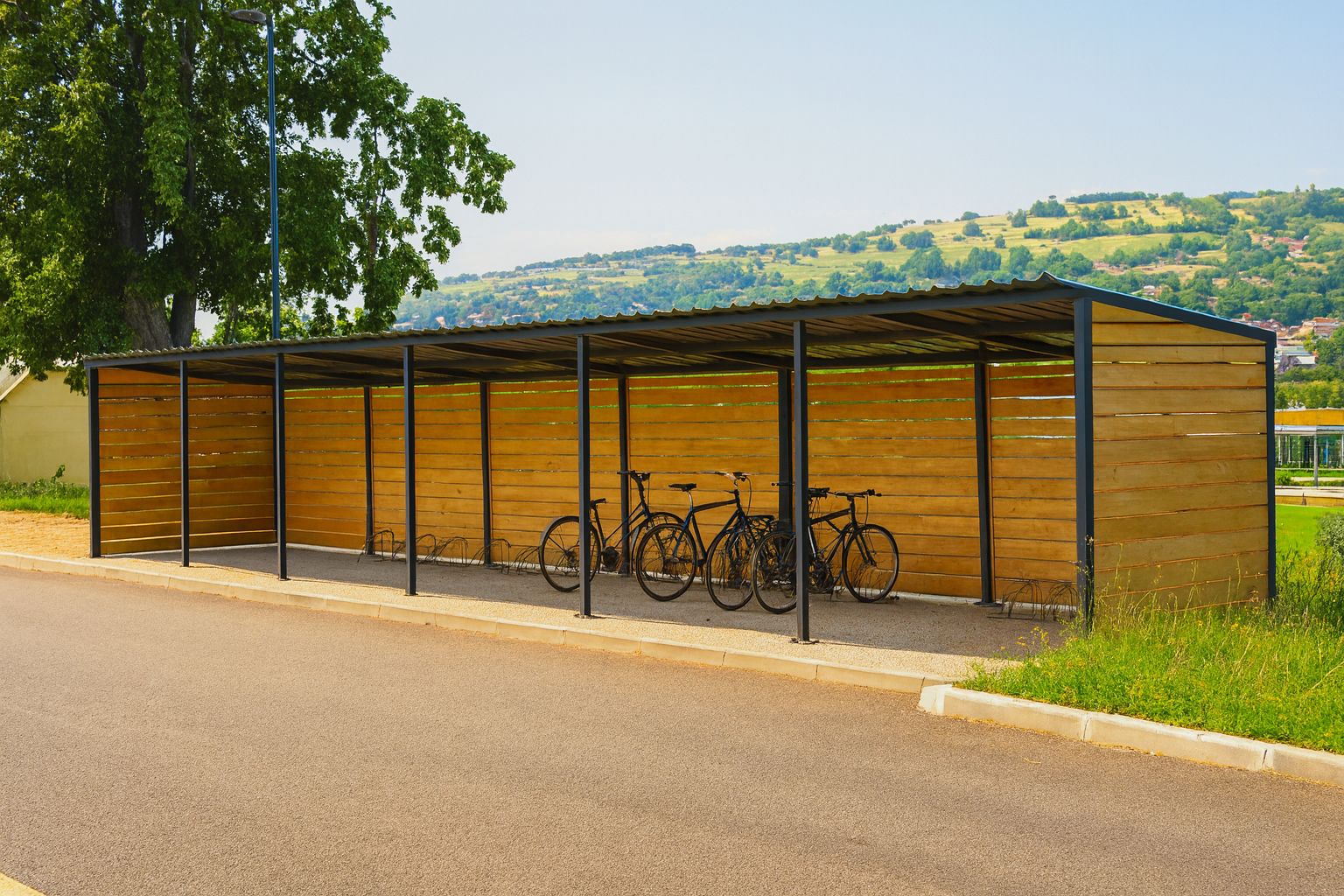 Abri motos adapté pour différents types de sites