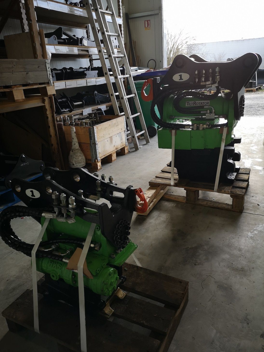 Outil de pelle mécanique sans vérins fragiles ni panne