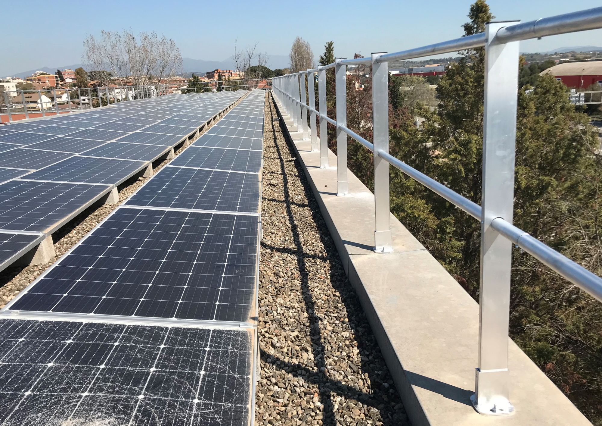 Garde-corps de sécurité pour toiture-terrasse - Fixé en tête d'acrotère - Montant profilé en aluminium - GM_3