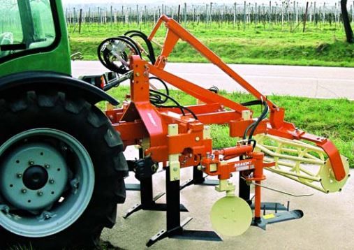 Machine agricole pour régénération des rangs enherbés