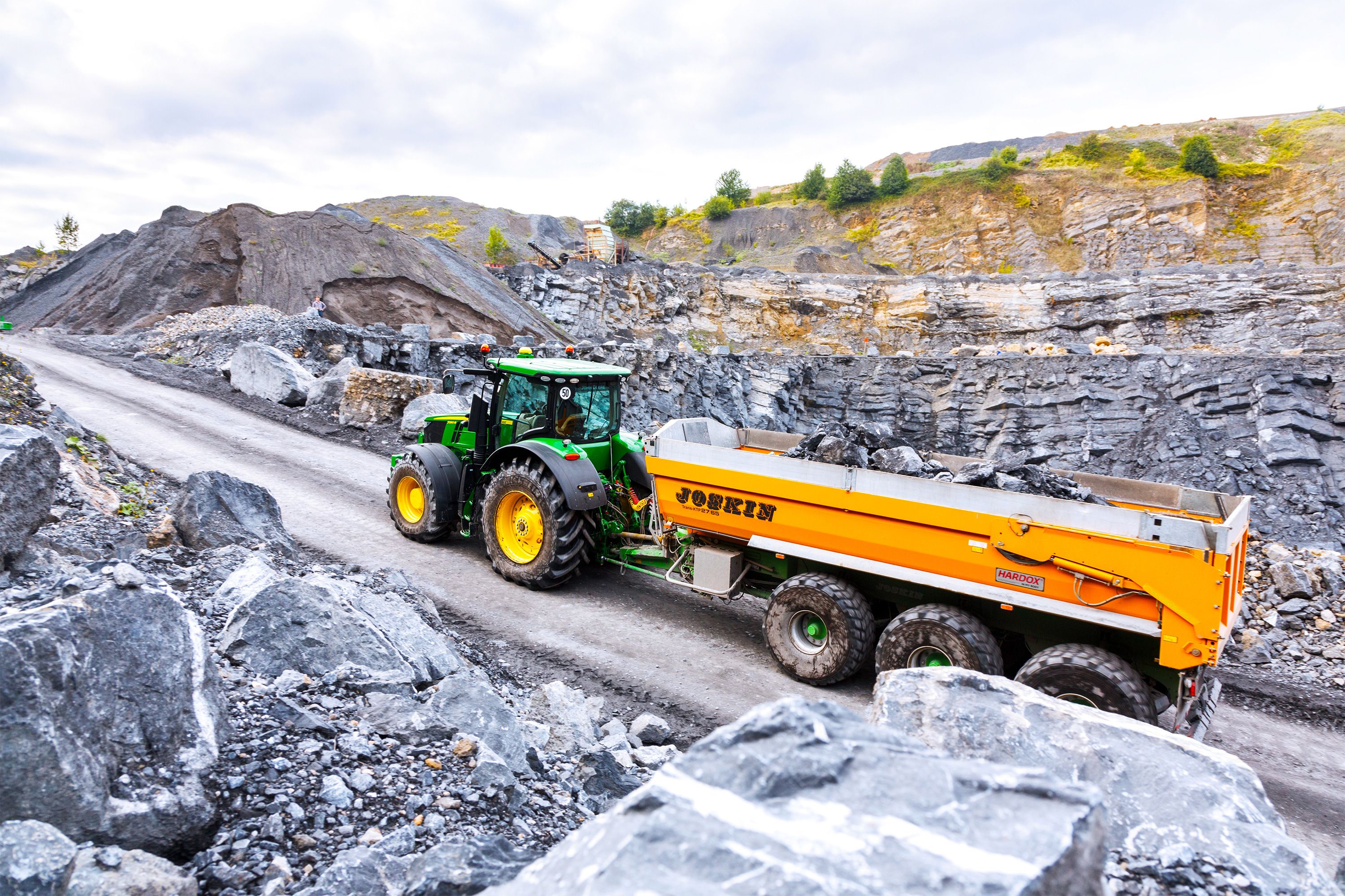 Benne pour travaux publics avec pare-chocs arrière escamotable