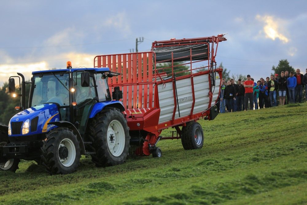 Remorque de récolte avec plaque de retenue intégrée