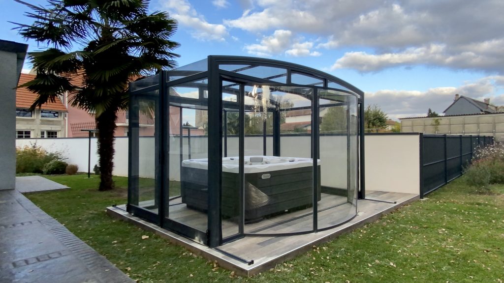 Structure d’abri de spa avec aluminium thermo-laqué et verre synthétique