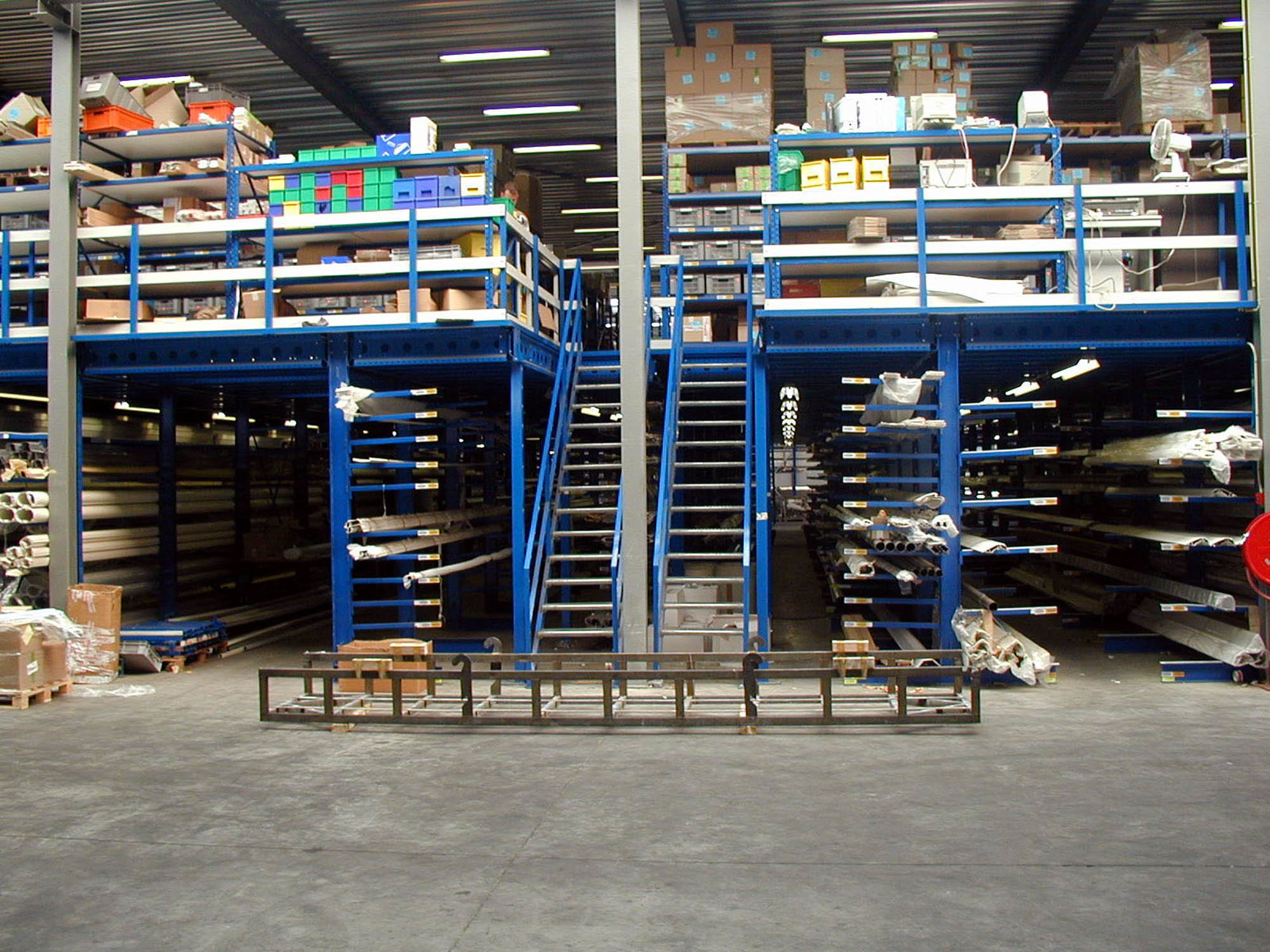 Système de stockage optimisé avec mezzanines sur rayonnages cantilever OHRA