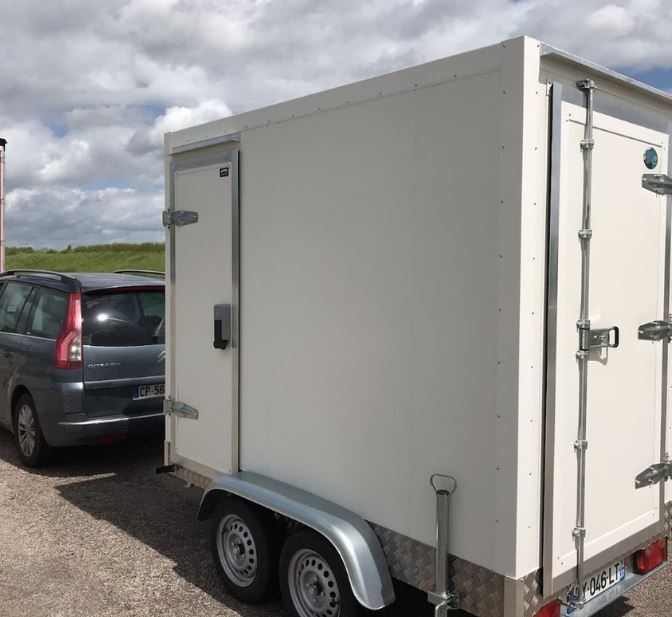 Remorque réfrigérée dotée de panneaux isolants en mousse polyuréthane