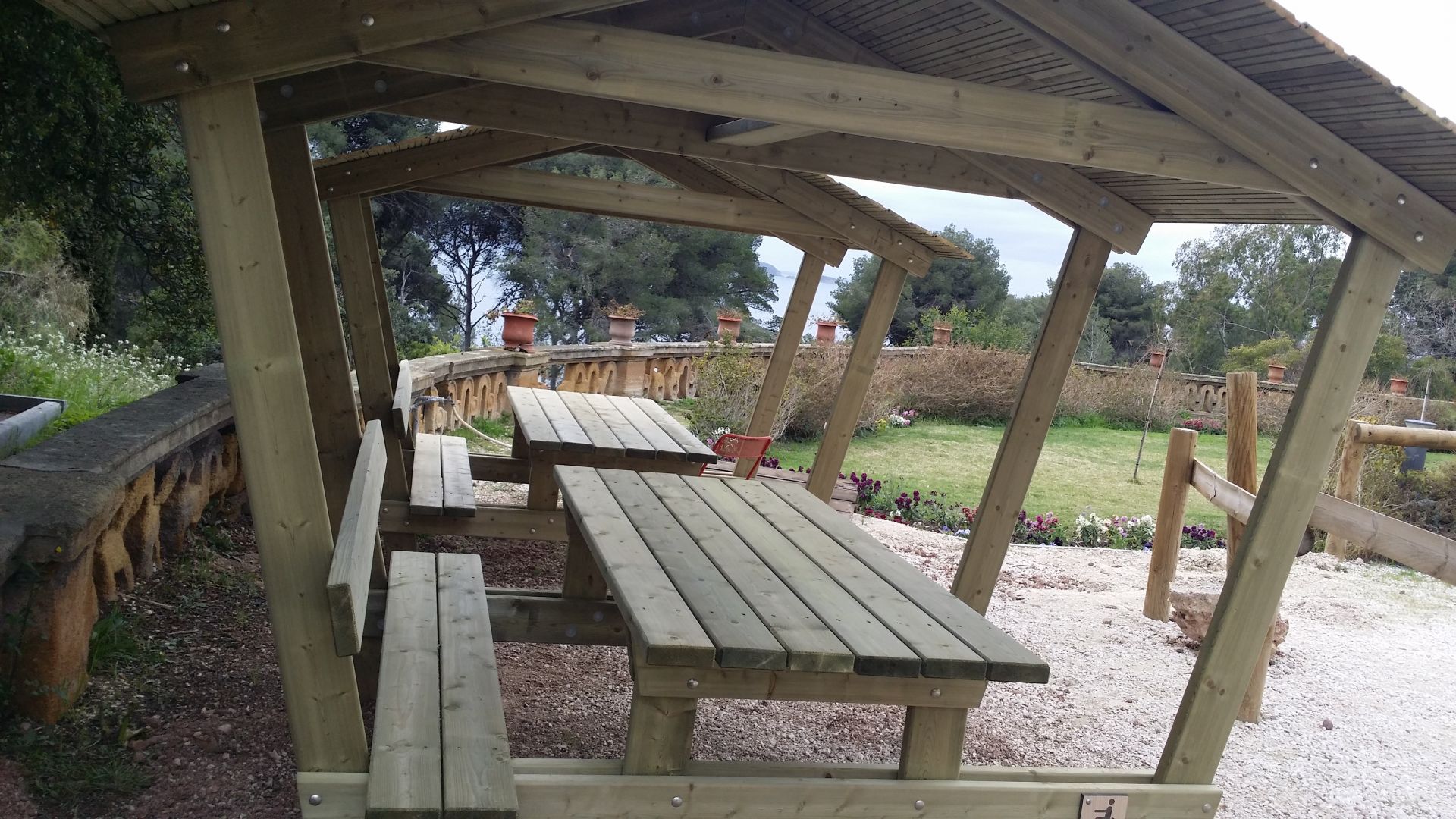 Table pique-nique avec abri résistant aux intempéries