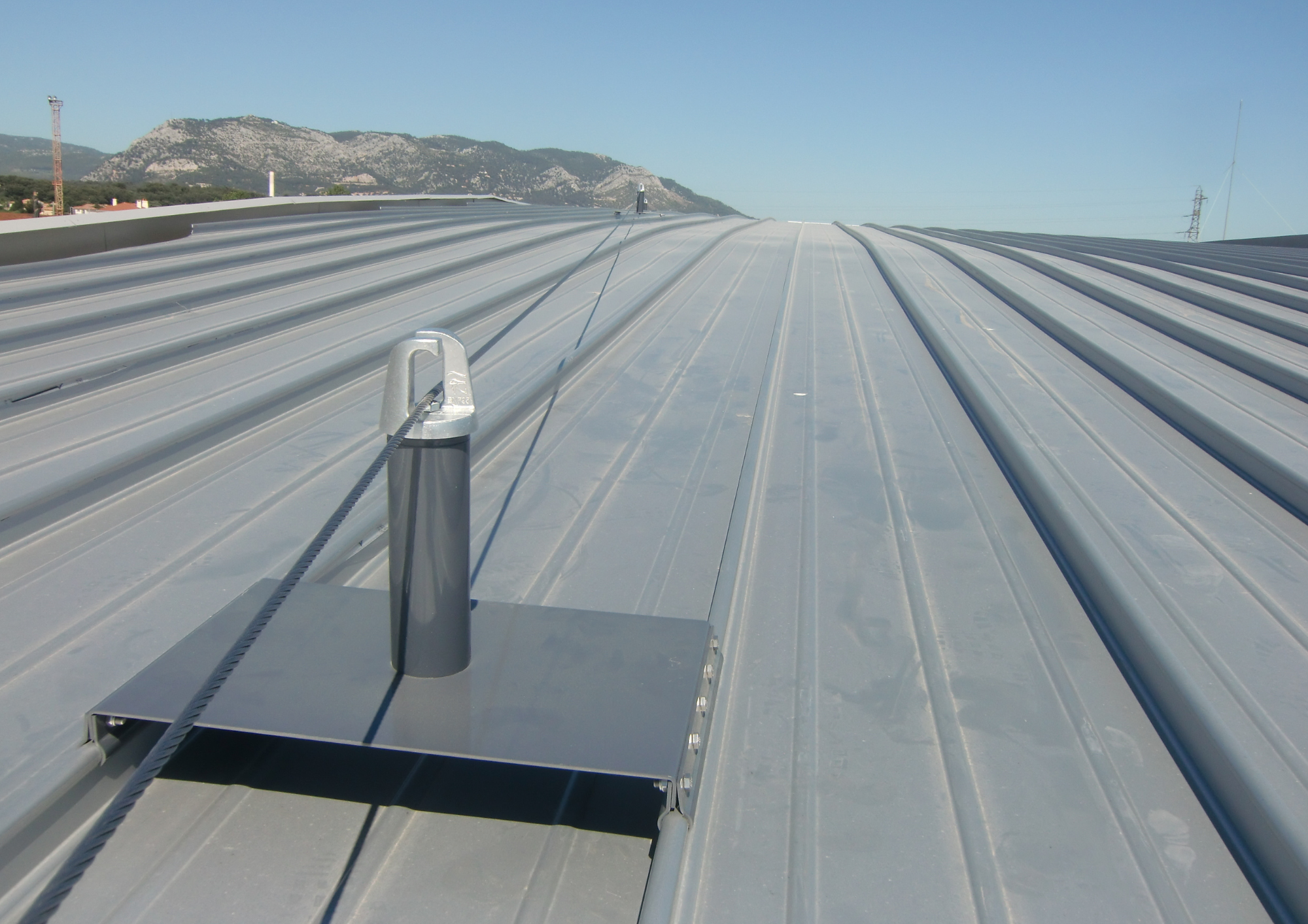 Ligne de vie pour couverture à joint debout: dispositif d'ancrage horizontal_3