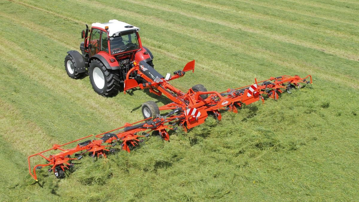 Largeur de travail 10,80 m pour la faneuse GF 1012 T de KUHN