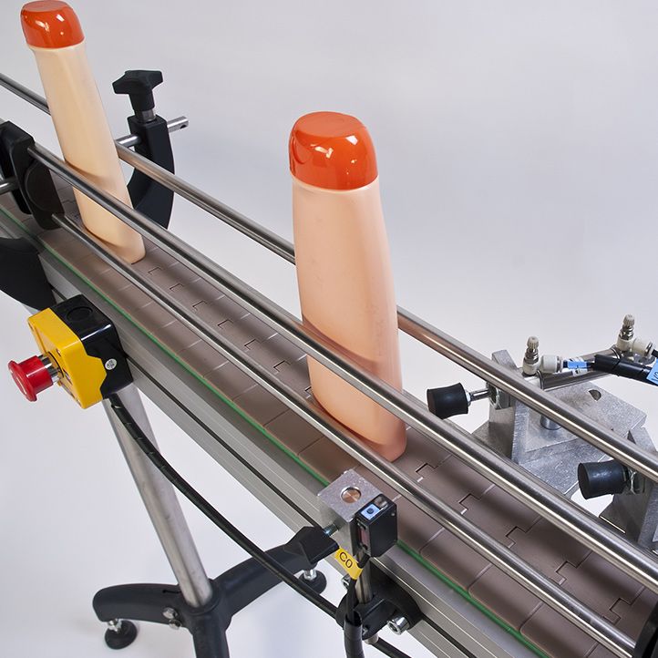 Convoyeur sur mesure en aluminium ou inox avec courbes et systèmes de transfert pour ligne de conditionnement_3