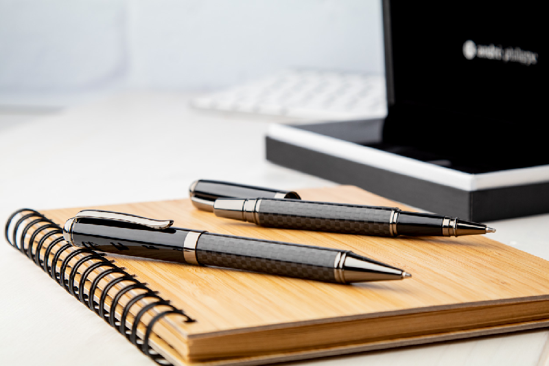 Parure stylo à bille et roller - corps motif carbone - livrée en boîte cadeau noire - André Philippe_3