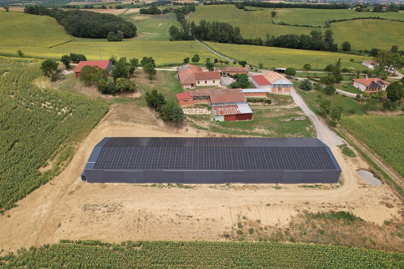 Hangar photovoltaïque symétrique - 1749 à 2385 m² - exposition Est-Ouest pour production solaire optimisée_3