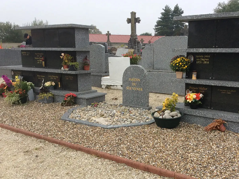 Stèles personnalisées Jardins du souvenir - Mausolé / pyramide / rocher en granit massif_3