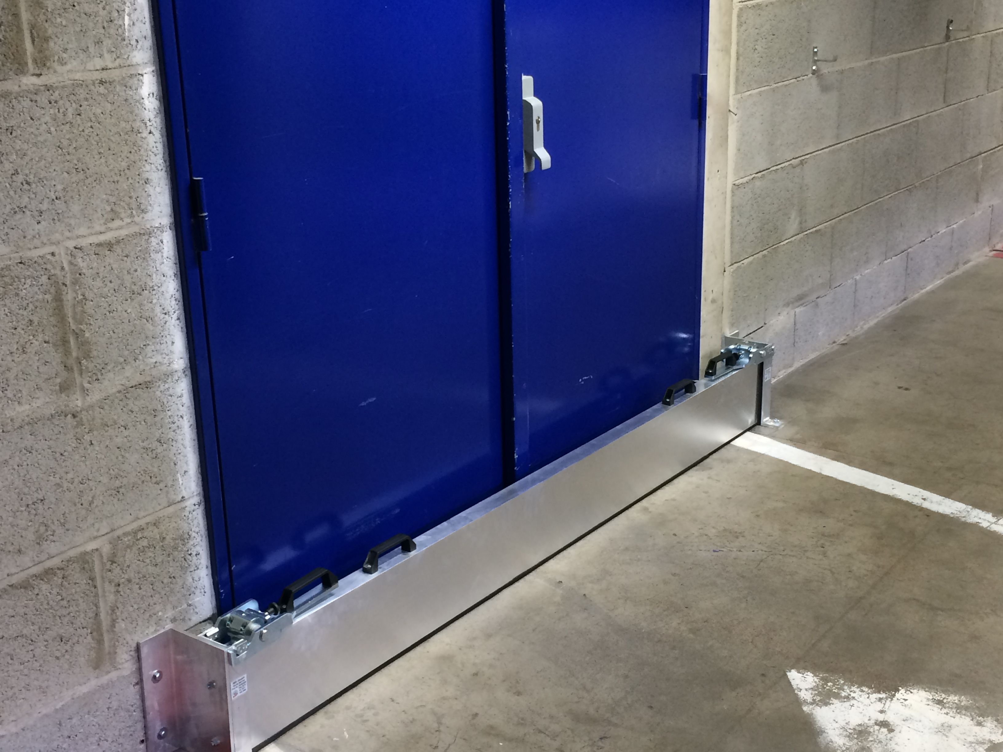 Barrière manuelle de rétention d'eaux - pour eaux d'incendie_3