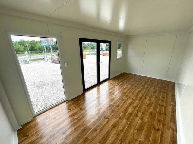 Conteneur de bureau premium de 6 m - élégant et fonctionnel avec design moderne et grandes fenêtres_3
