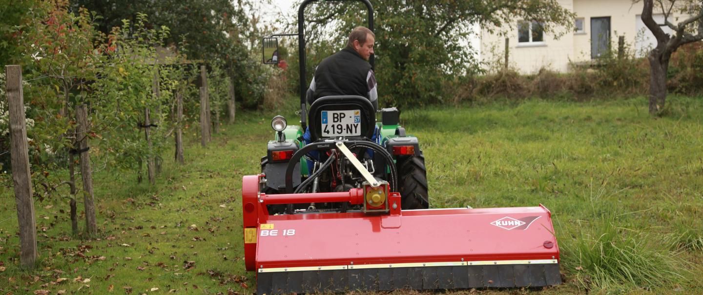 Broyeur forestier pour tracteurs avec attelage adaptable