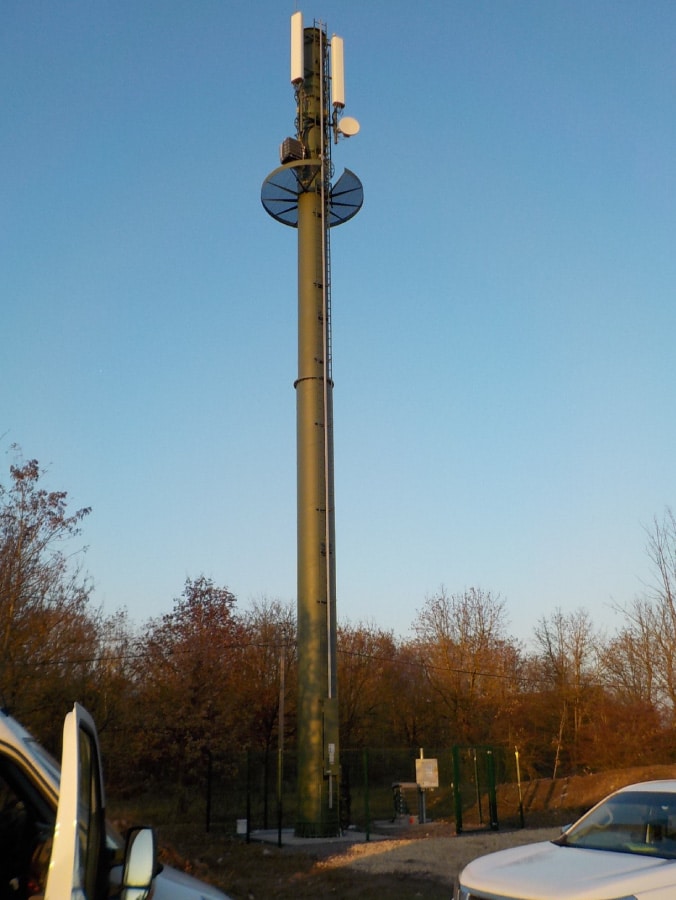 Pylône monotube avec système de balisage lumineux