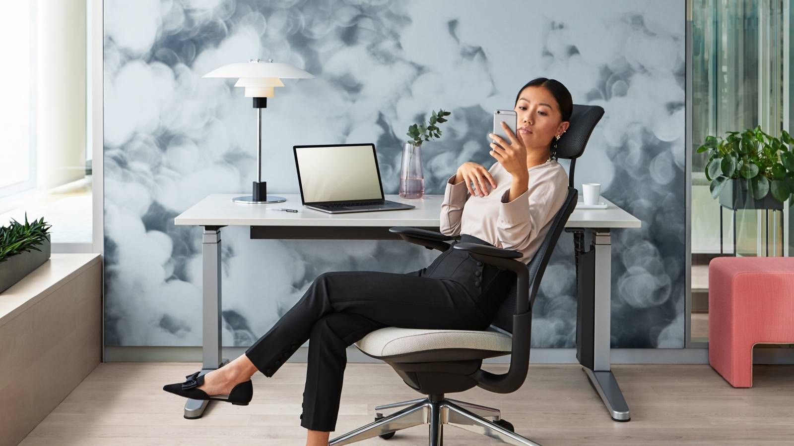 Ology - bureau droit - steelcase - réglage automatiquement la hauteur du bureau_3
