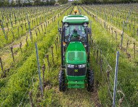Tracteur John Deere puissant pour travaux agricoles spécialisés