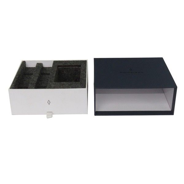 Boîte cadeau noire avec estampage de papier d'aluminium