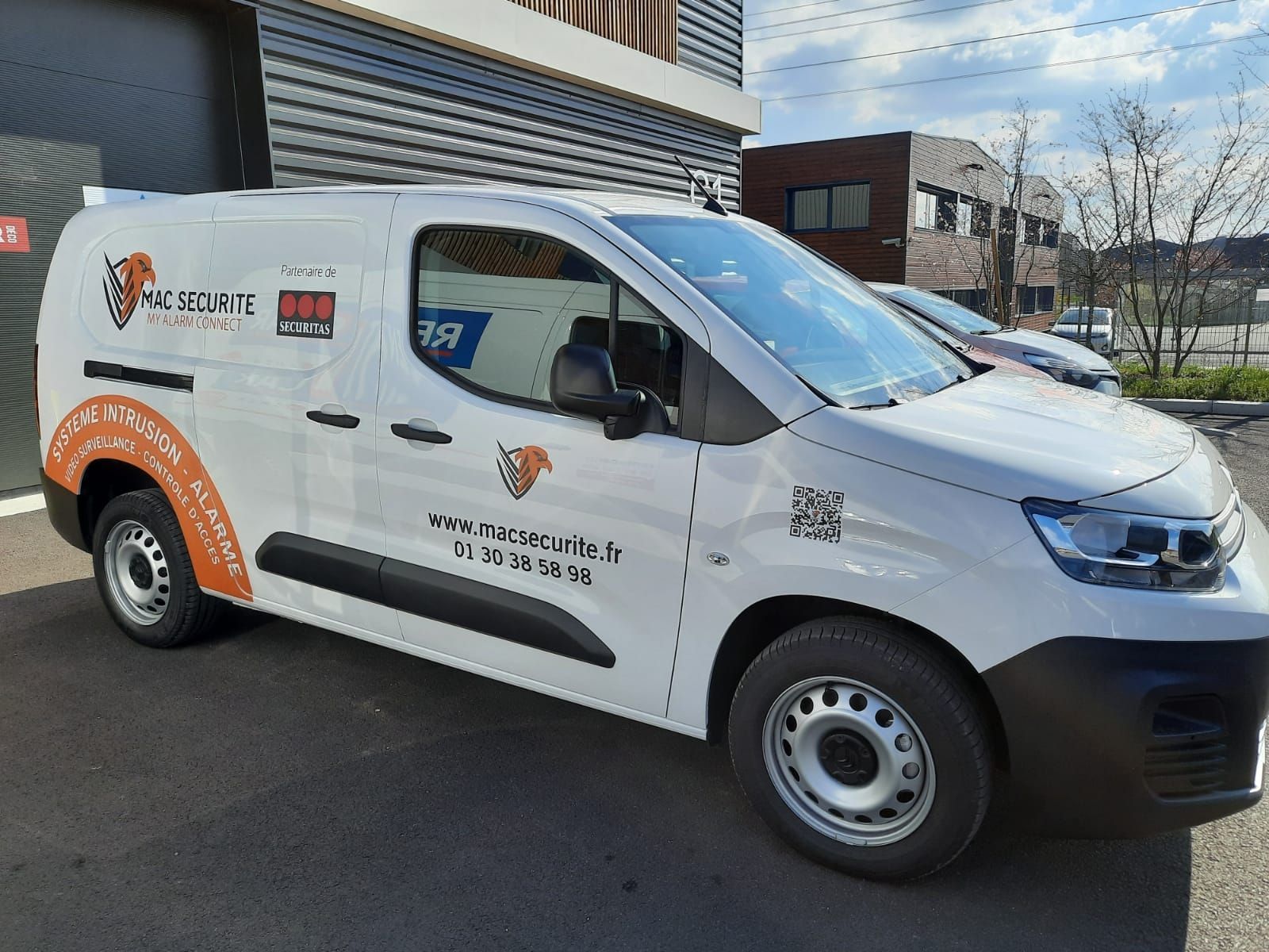 Adhésif pour personnalisation de véhicules