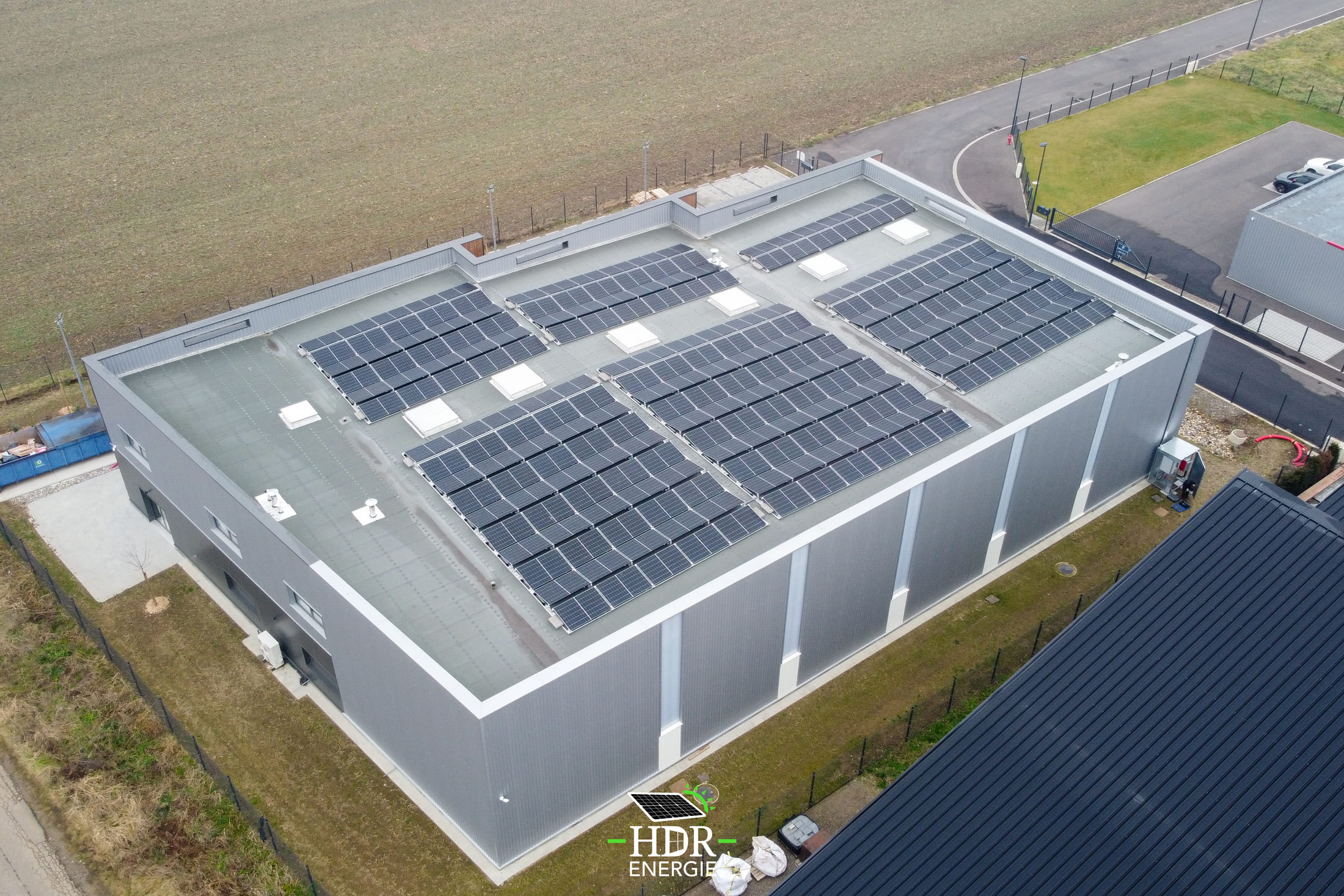 Bâtiment commercial photovoltaïque - 224 panneaux - 700m² - 99 kWc_3