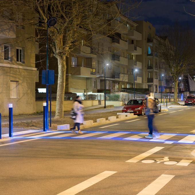 Éclairage de passage piéton avec faisceau bleu haute visibilité