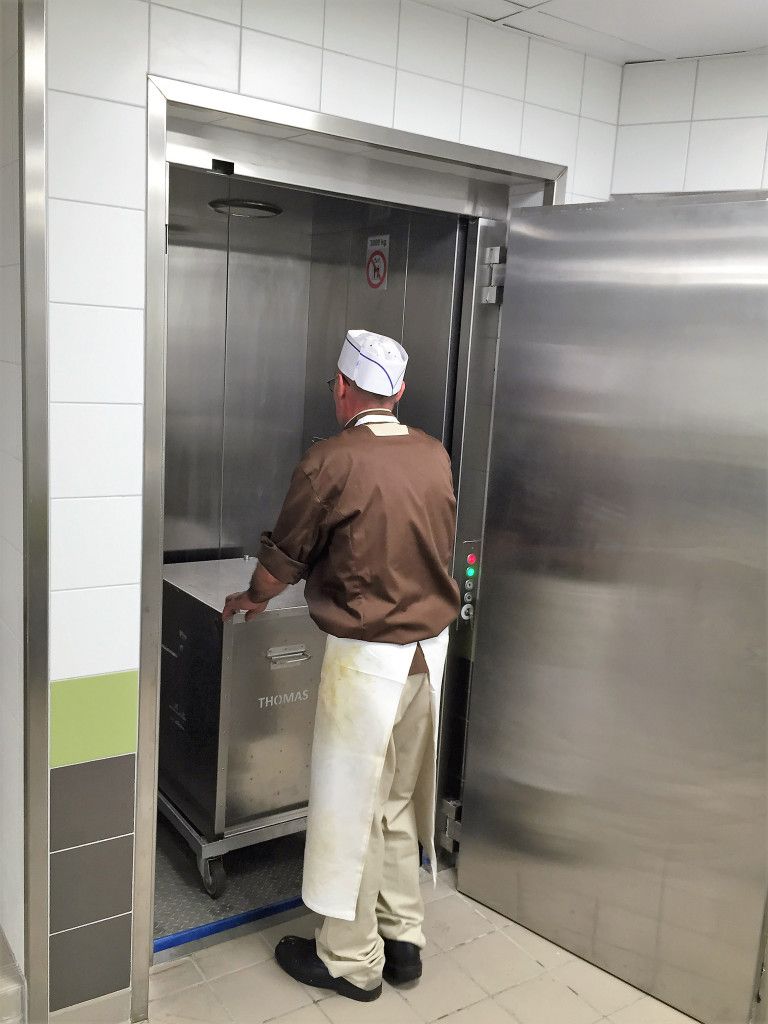 Plateforme avec garde-corps ou cabine intégrale