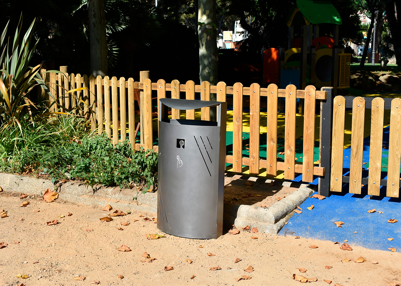 Poubelle publique Titan PA684 - acier zingué avec cendrier intégré et système de fixation_3