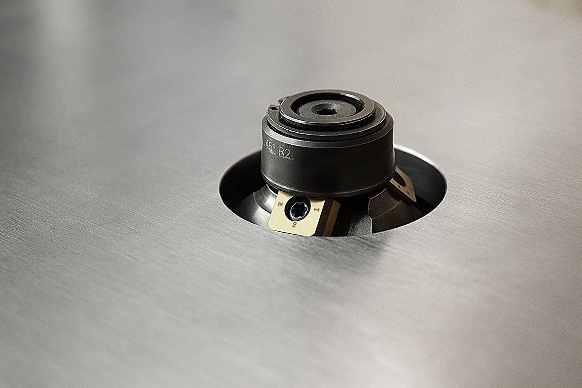 Chanfreineuse industrielle pour pièces grandes et lourdes - KKF 3-SL avec plateau robuste et fraises amovibles_3