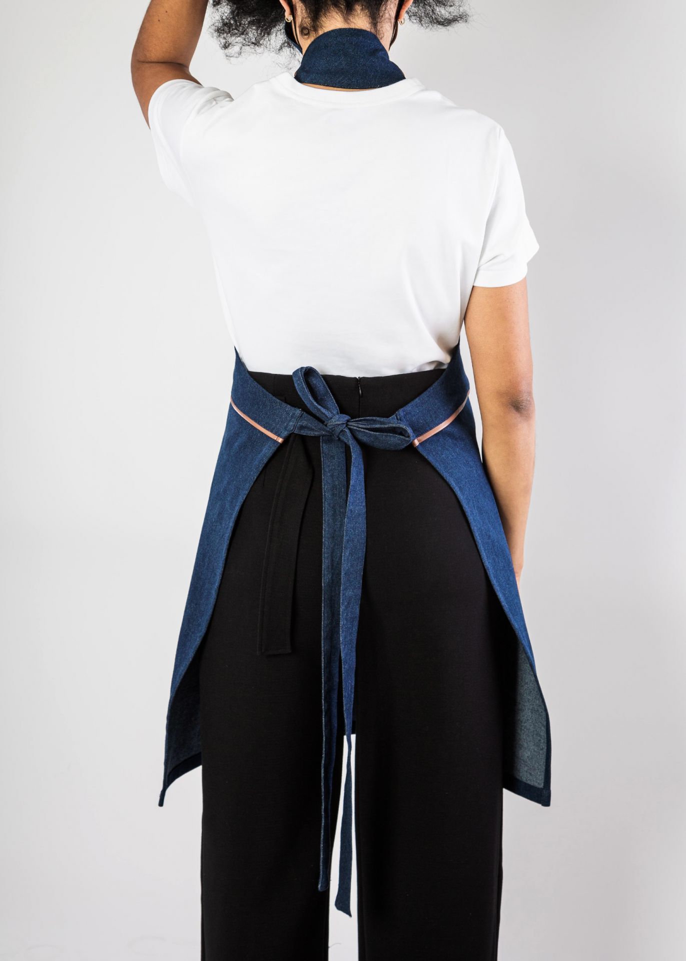 Tablier à bavette Antibes - denim avec détails simili-cuir - personnalisable et Made in France_3