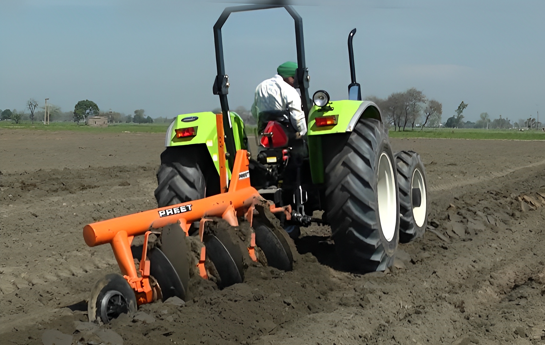 Tracteur PREET 6549 moderne avec moteur à faible toxicité