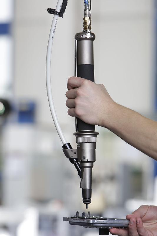 Outil portatif avec alimentation et descente automatiques